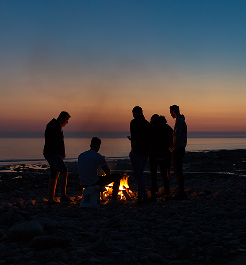 Men campfire
